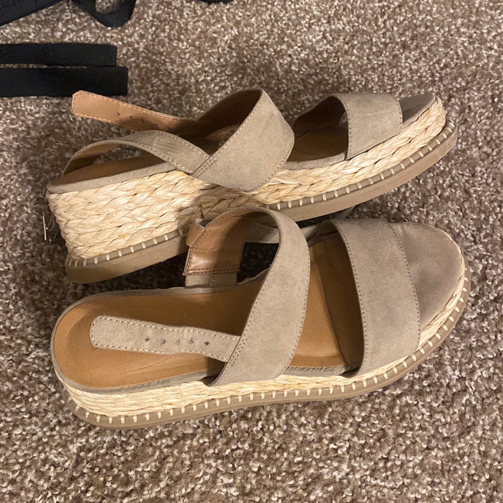 Universal thread sandals